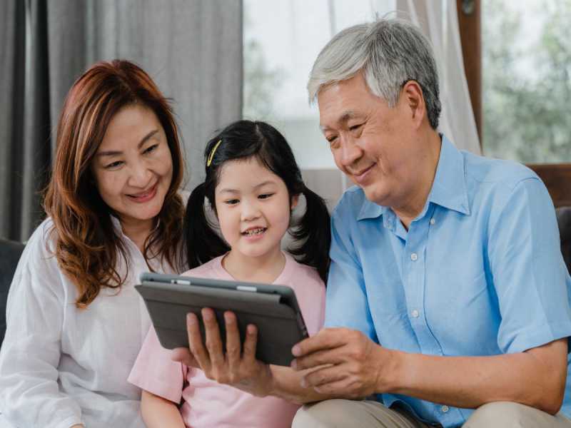 Kakek-Nenek Goes Digital: Eksplorasi GrandParenting 2.0 di Era Modern
