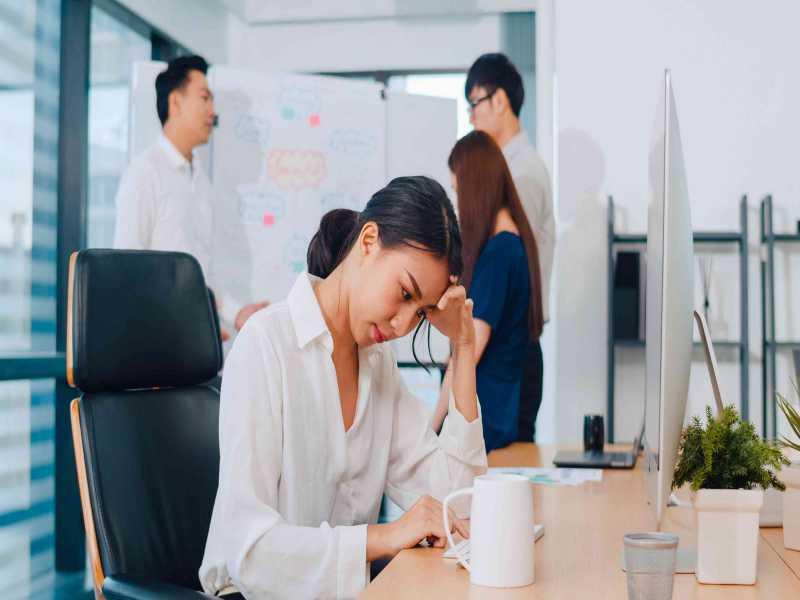 Navigasi Emosi di Office Space: Strategi Mengatasi Vibes Minor yang Makin Trendy!