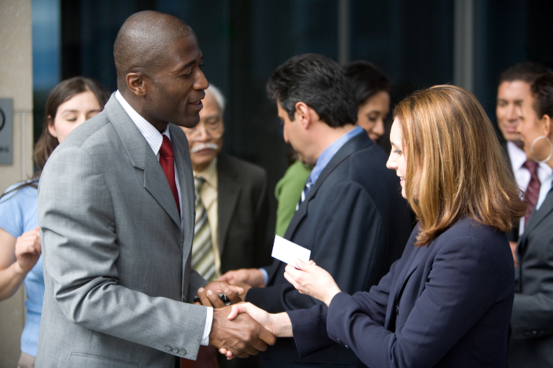 Networking yang Efektif: Cara Membangun Hubungan Profesional yang Memajukan Karir Anda