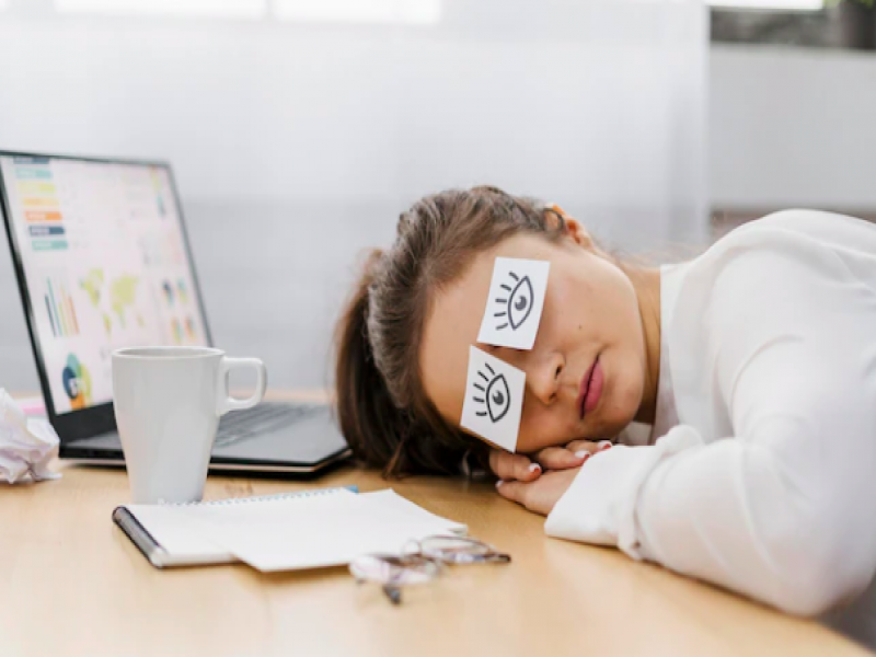 Tidur Nggak Bisa Nyenyak, Bikin Kerja Jeblok? Cek Bahayanya!
